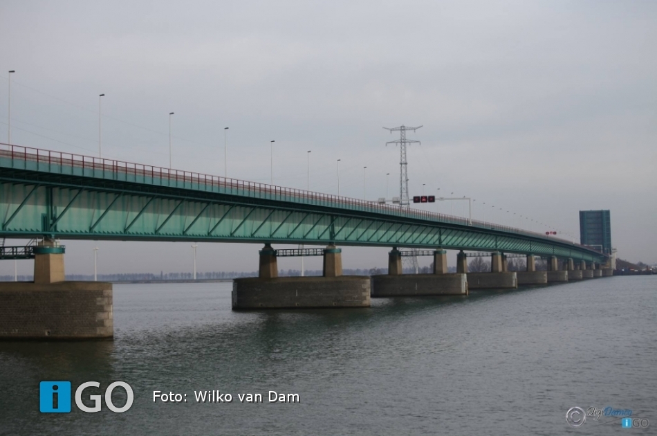 Haringvlietbrug A29 volledig afgesloten in beide richtingen