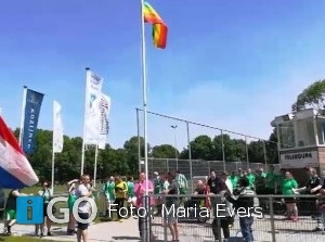 Regenboogvlag wappert bij DBGC Oude-Tonge
