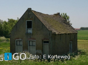 Huisje ingestort aan Oud Kraaijerdijk te Sommelsdijk