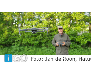 Boswachter Jan (Natuurmonumenten) redt reekalfjes van maaier met drone