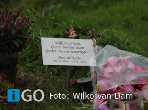 Gedenkplaatje bij carpool Schaapsweg omgekomen motoragent Arno de Korte