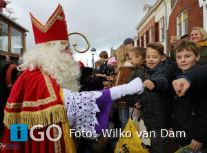 Drukbezochte Sinterklaasintocht centrum Middelharnis [video]