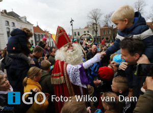 Drukbezochte Sinterklaasintocht centrum Middelharnis [video]