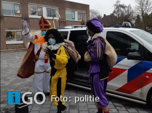 Politie geeft Sint en Pieten lift naar ziekenhuis Dirksland