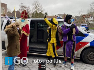 Politie geeft Sint en Pieten lift naar ziekenhuis Dirksland