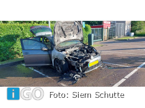 Auto spontaan in brand Zuiderdiepstraatweg Stellendam