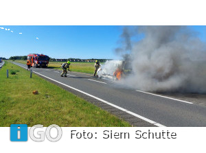 Bestelauto vliegt spontaan in brand N215 Stellendam