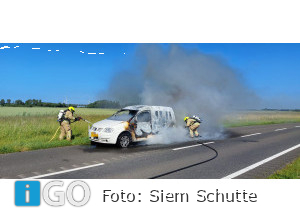 Bestelauto vliegt spontaan in brand N215 Stellendam