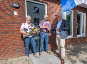 Uitreiking sleutels nul-op-de-meter woningen in Sommelsdijk