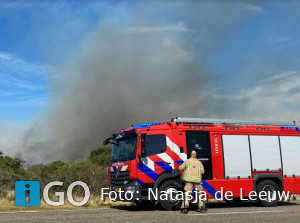 Brandweer zet extra mankracht in duinbrand Brouwersdam Ouddorp