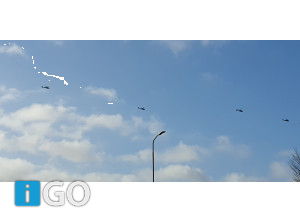 Apache gevechtshelikopters vliegen over 't eiland Goeree-Overflakkee