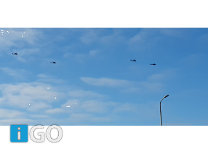 Apache gevechtshelikopters vliegen over 't eiland Goeree-Overflakkee