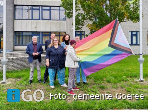 Regenboogvlag wappert trots bij gemeentehuis Goeree-Overflakkee