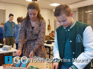 Mavo-leerlingen CSG Prins Maurits verzorgen Kerstpakket zeelieden