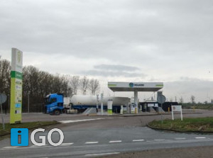 Tanken bij waterstof tankstation Tonisseweg in Oude-Tonge