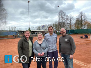 CDA helpt vrijwilligers Tennis Vereniging Ooltgensplaat tijdens NLdoet
