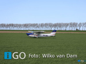 Sportvliegtuig maakt noodlanding weiland boer Sommelsdijk