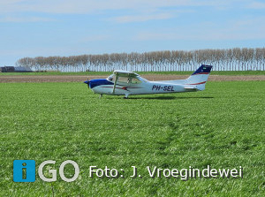 Sportvliegtuig maakt noodlanding weiland boer Sommelsdijk