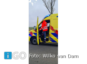 Auto tegen boom Geldersedijk Dirksland