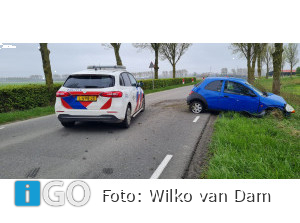 Auto tegen boom Geldersedijk Dirksland