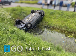 Auto te water na botsing kruising Honingeter Dirksland