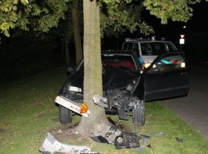 Auto ramt boom Ruychrockstraat Oude-Tonge