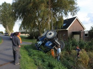 Tractor in sloot bij maaiwerkzaamheden Lieve Vrouwepoldersedijk