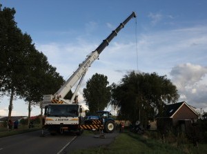 Tractor in sloot bij maaiwerkzaamheden Lieve Vrouwepoldersedijk