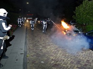 Auto brandt uit Joos Jansestraat Sommelsdijk