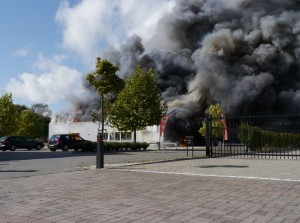 video - Grote brand in autobedrijf te Oude-Tonge