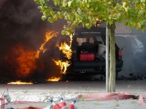 video - Grote brand in autobedrijf te Oude-Tonge