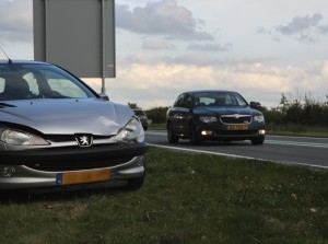 Viertal personenauto's op elkaar N59 Oude-Tonge