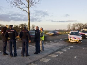 Vrouw rijdt sloot Oudelandsedijk in door gebruik telefoon