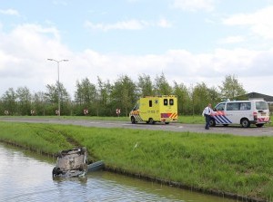 Auto rijdt sloot in langs Zuidelijke Randweg Middelharnis