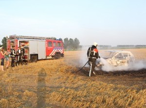 Auto in brand op land Den Bommel