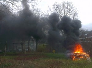 Pallets en banden in brand Tureluur Sommelsdijk