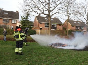 Pallets en banden in brand Tureluur Sommelsdijk