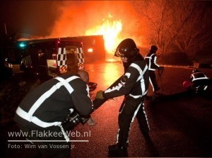 Brandweer maakt grip situatie door zeer grote brand boerderij Sommelsdijk (met video)