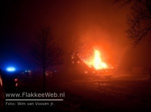 Brandweer maakt grip situatie door zeer grote brand boerderij Sommelsdijk (met video)