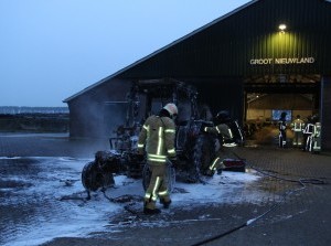 Tractor in brand in koeienschuur Krammerdijk Achthuizen