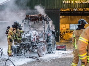 Tractor in brand in koeienschuur Krammerdijk Achthuizen