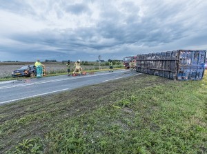 Container valt van vrachtwagen af op personenauto N215 Middelharnis
