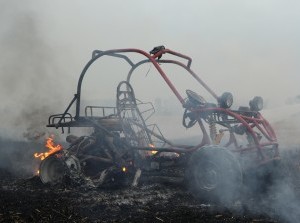 Terreinbuggy in brand Lieve Vrouwepoldersedijk Stad aan 't Haringvliet