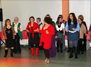 Vrouwen dansen in Ons Dorpshuis in Nieuwe-Tonge