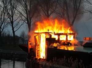 Boot in brand in de haven van Middelharnis - update