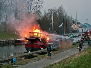 Boot in brand in de haven van Middelharnis - update